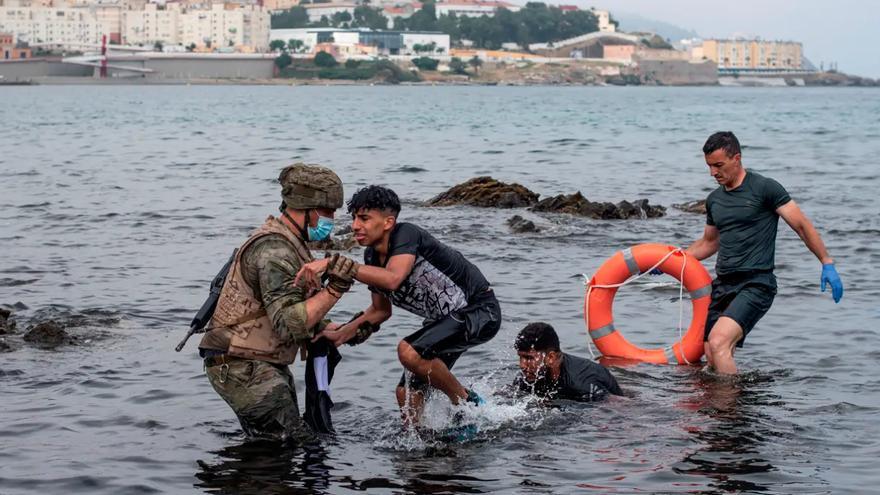 Vox amenaza con romper gobiernos con el PP si acepta el reparto de menores migrantes llegados a Canarias