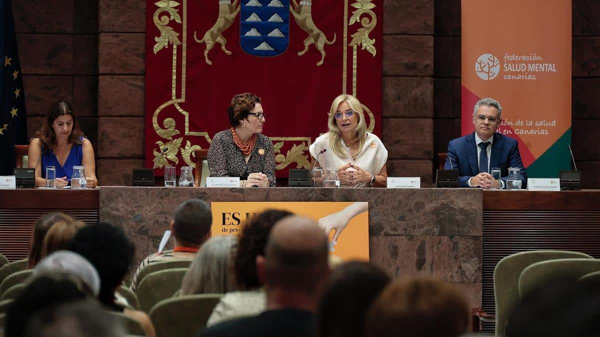 La mesa redonda celebrada este martes en el Parlamento de Canarias