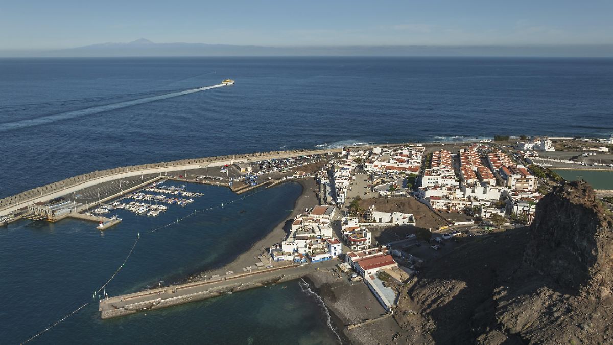 Schiff fährt Manöver vor Kanaren