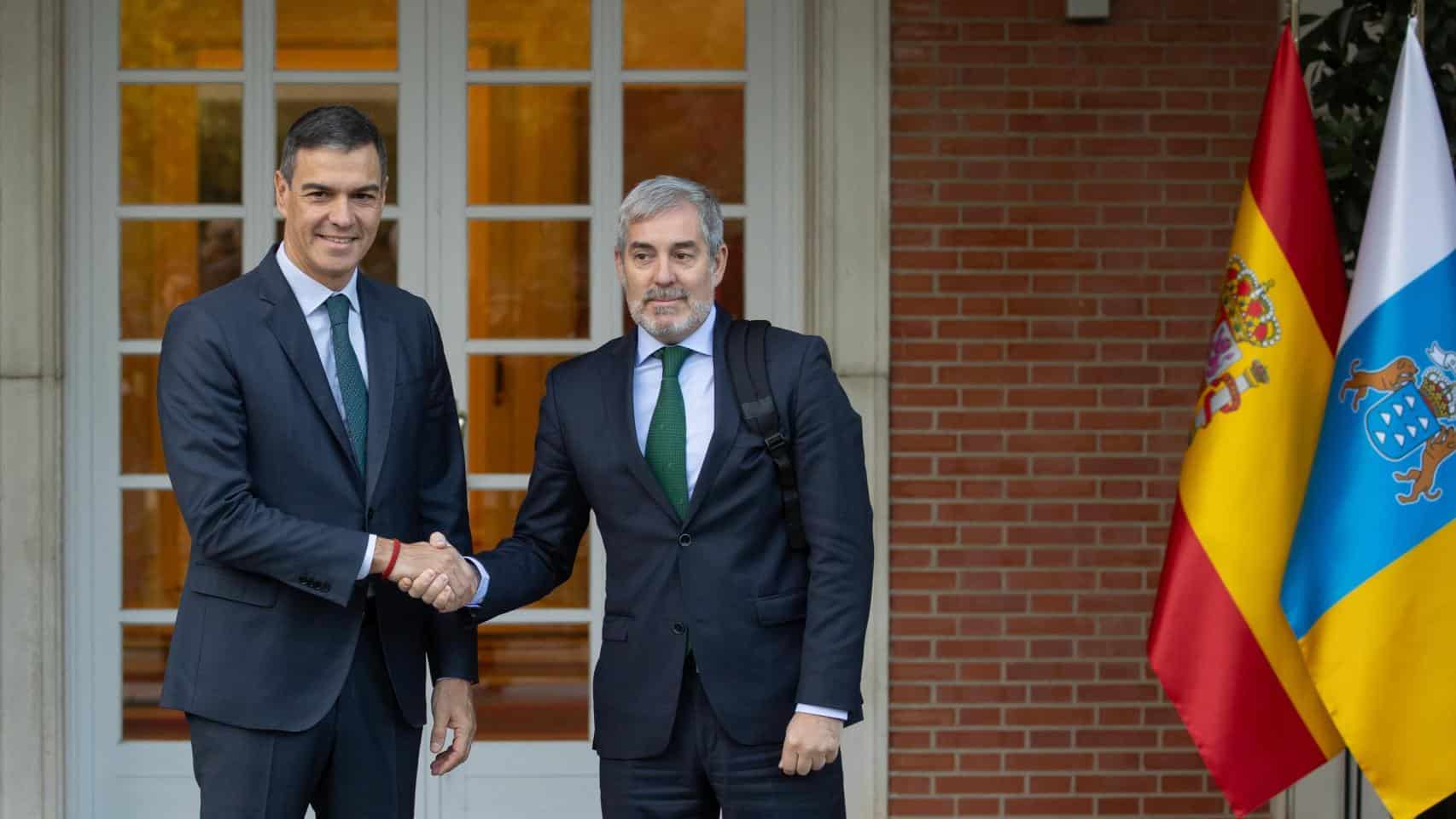 Pedro Sánchez, presidente del Gobierno, recibe a Fernando Clavijo, presidente de Canarias, este jueves en Moncloa.